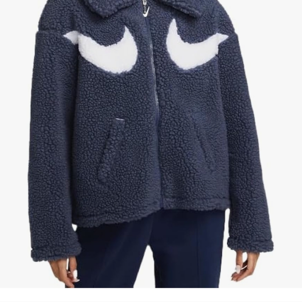 Nike Black and White Puffer Jacket with Cozy Hood and Iconic Logo - Picture 5 of 6
